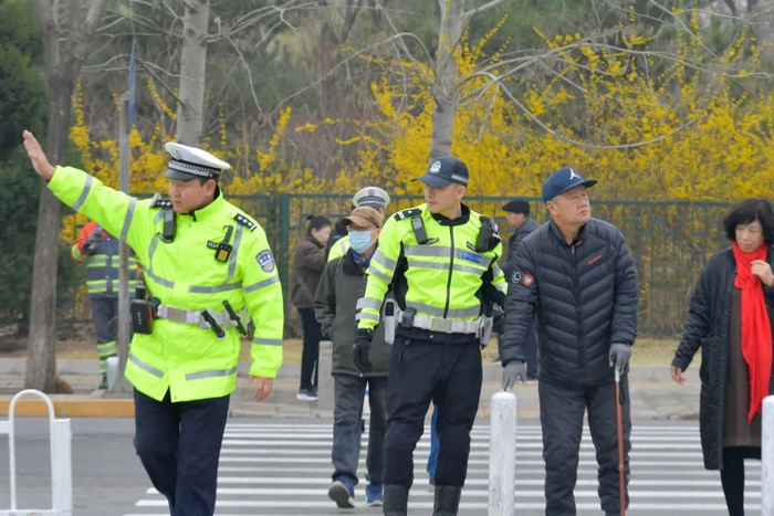 北京警方严密各项措施全力确保群众祭扫踏青出游安全有序