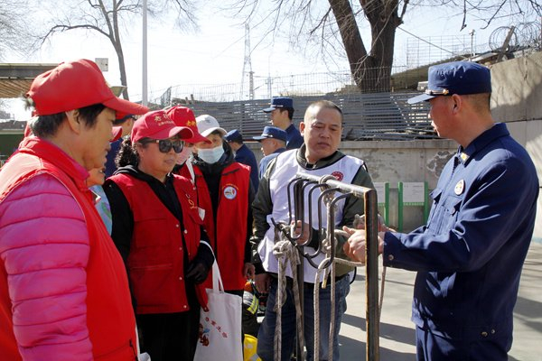 石景山麻峪开展消防训练营活动提升居民防火防灾能力
