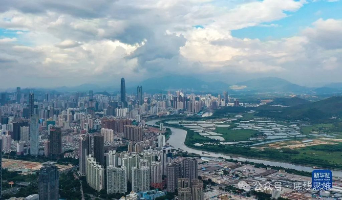 图中深圳河左侧为深圳地界，右侧为香港新界土地。（图/新华社）