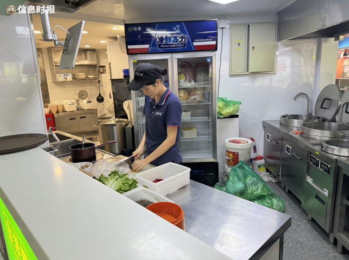 厨房人员正在对菜品进行现切。信息时报记者 陈冰倩摄
