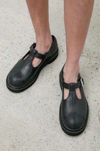 从asics,salomon 到 lv,今年「玛丽珍鞋」全面崛起