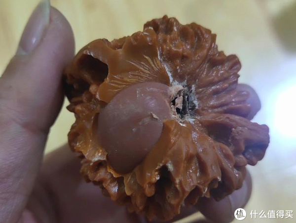 至于那些已经包浆的核桃是否还能继续盘玩,我认为只要确保核桃表面