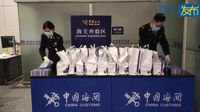 天津滨海机场海关一导游携带超量物品入境查获电子烟弹36000个