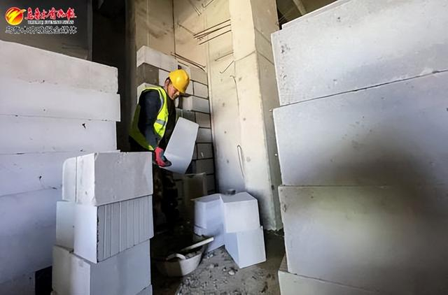 　　3月27日，在位于天山区的中天·翡丽雅境项目施工现场，工作人员在进行砌砖作业。记者米热扎提·木塔力甫摄