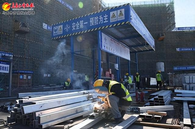 　　3月27日，在经开区（头屯河区）北站片区“一带一路”国际路港物流服务基地项目建设现场，工人正在施工作业。记者陈岩摄