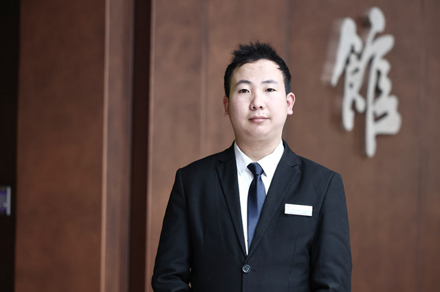 不善言辞说起校史却神采飞扬上海交大这位保安的温暖打动了观众