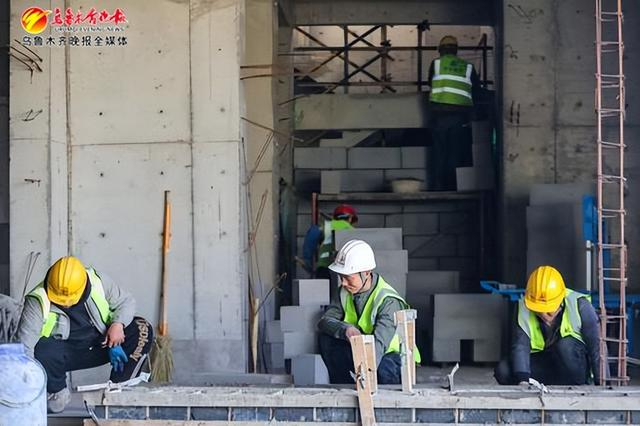 　　3月27日，在位于天山区的中天·翡丽雅境项目施工现场，工作人员在进行现场放线测量作业。记者米热扎提·木塔力甫摄