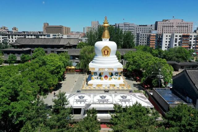 据寺内碑文记载:"盛京四面各建庄严宝寺,每寺大佛一尊,左右佛二尊