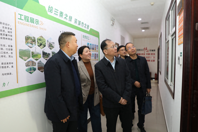 走访中,王晓军与住渭省政协委员康艳,市政协委员杨卫平,吴农田,步延芳