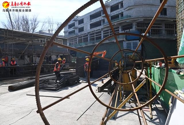 　　3月27日，在经开区（头屯河区）北站片区“一带一路”国际路港物流服务基地项目建设现场，工人正在施工作业。记者陈岩摄