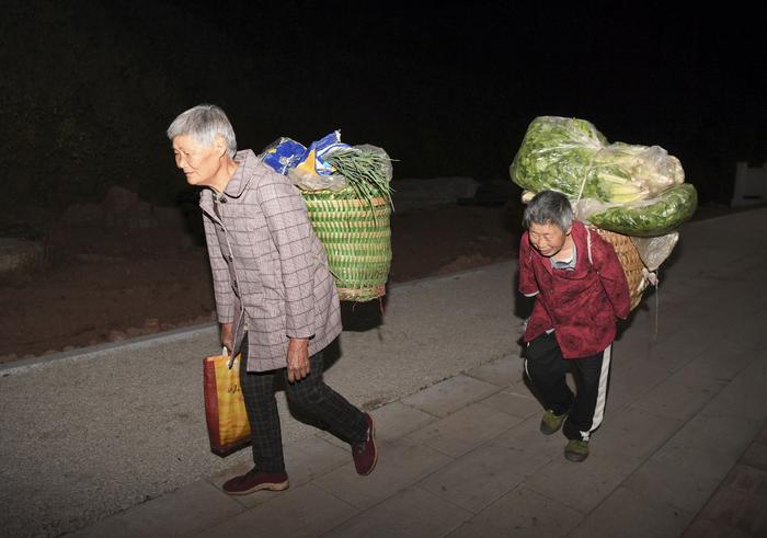 地铁开通前,周边菜农们大多都在石船镇上卖菜,镇上人流有限,菜卖得慢