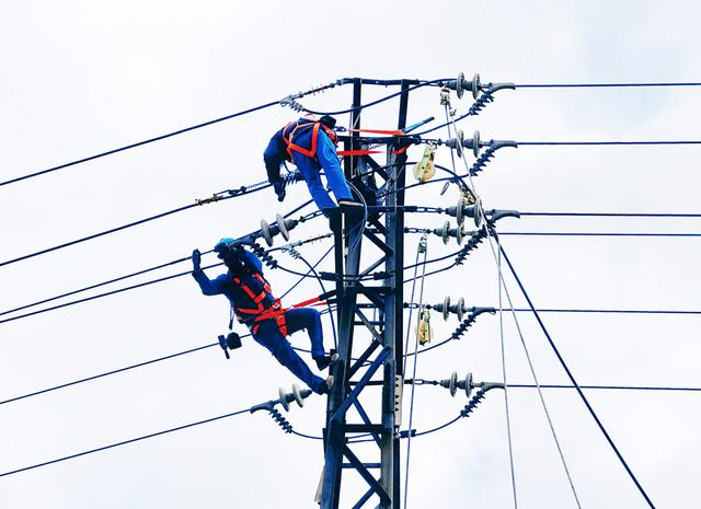 国网西宁供电公司员工正在对10千伏新一路、新十一路进行导线收放工作。（张贵栋 摄）