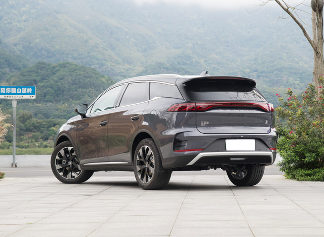 比亚迪唐dmi荣耀版提供67座油耗不足6l对标crv