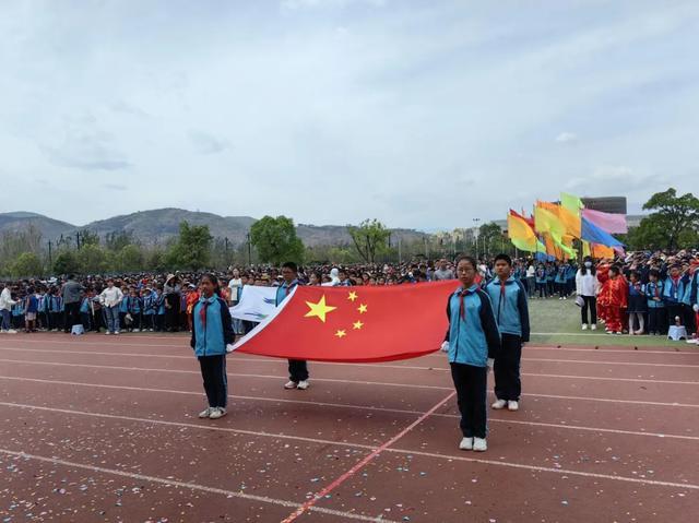 西昌阳光学校校服照片图片