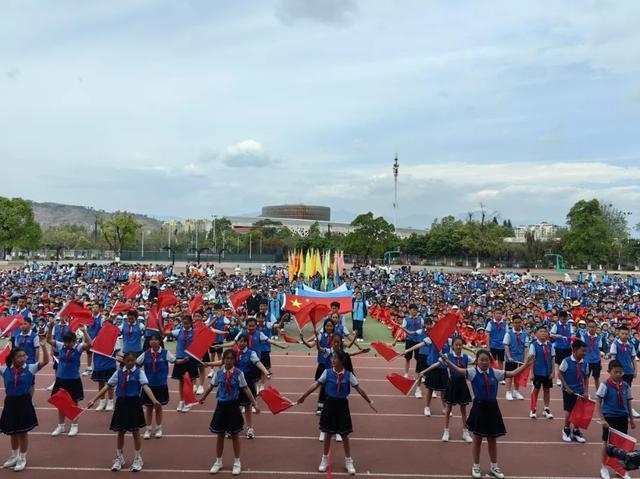 西昌阳光学校大门图片