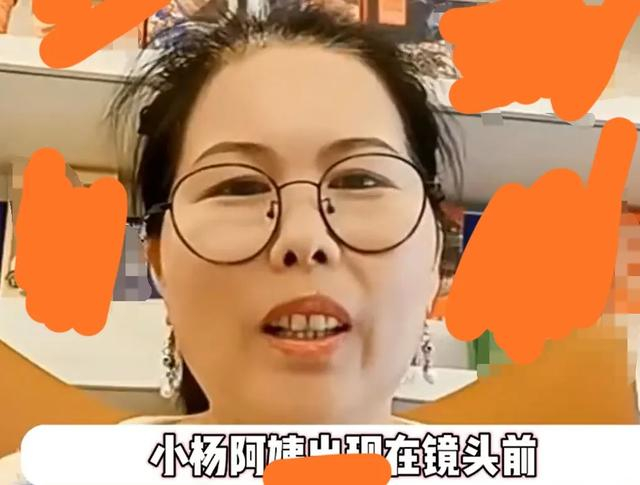 保姆小杨阿姨蹭大s流量开启直播卖酸辣粉看她的表情我牙酸了