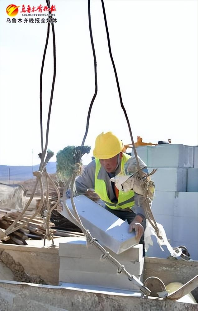 　　3月27日，在乌鲁木齐市第22小学骑马山分校建设项目现场，施工人员往塔式起重机内搬运施工材料。记者迪丽娜尔·加力肯摄
