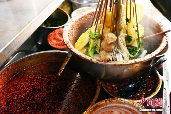 甘肃天水麻辣烫。九美旦增 摄