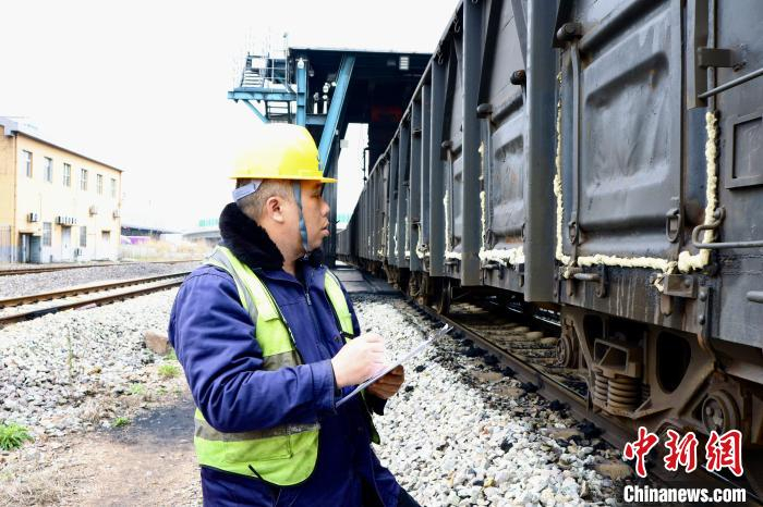 浙江铁路货运员助力电煤保供运输守护万家灯火