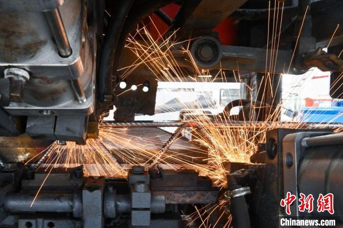 成都经达州至重庆万州高铁首批轨枕在川下线