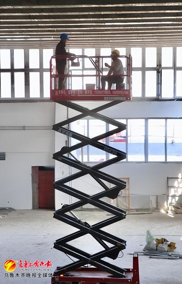 　　3月27日，在乌鲁木齐市第22小学骑马山分校建设项目现场，施工人员在进行体育馆顶棚安装。记者迪丽娜尔·加力肯摄