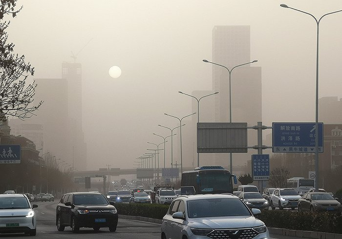 3月28日,吉林省吉林市,当地遇沙尘天气,建筑物朦朦胧胧.