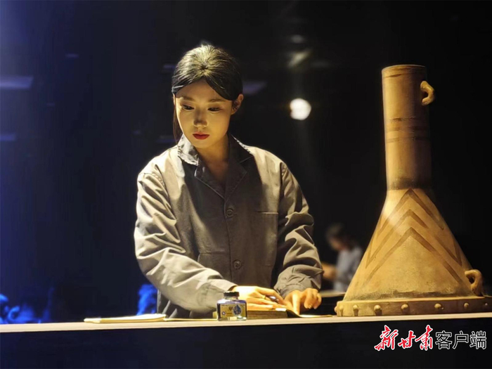 新甘肃·甘肃日报记者 吴涵 摄表演结束,演员谢幕,大屏幕上依次出现