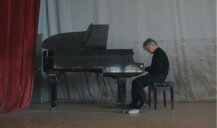坂本龙一在“海啸钢琴”前（来源：豆瓣《坂本龙一：终曲》纪录片官方剧照）