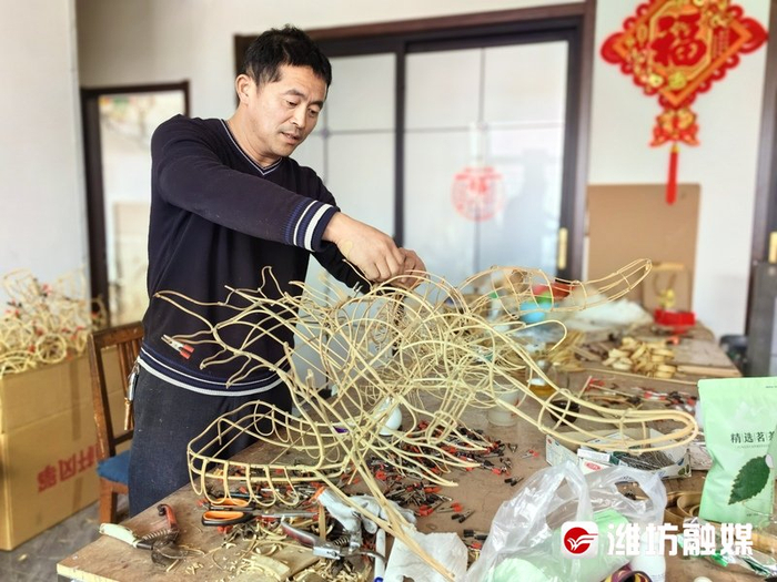 一人造型,一人扎制,一天能做出五六个小的龙头蜈蚣风筝骨架,遇到制作