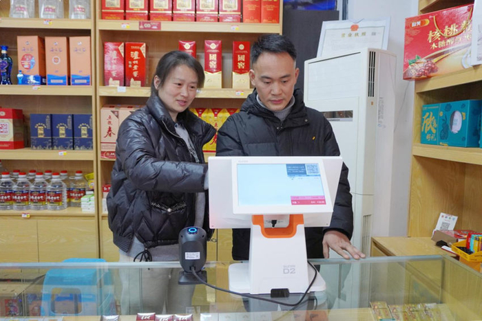 自贡烟草供图思变:开出融合之"花"2004年,刘洪初中毕业,怀揣着对美食