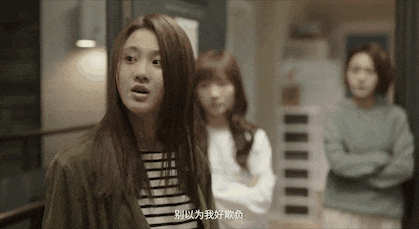 她和何母一起向室友叶蓁蓁(江疏影 饰)卖惨,试图从心软的叶蓁蓁处先