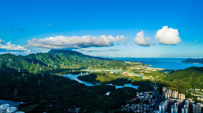 大鹏办事处位于大鹏半岛中部,东濒大亚湾,西临大鹏湾,是深圳东部的