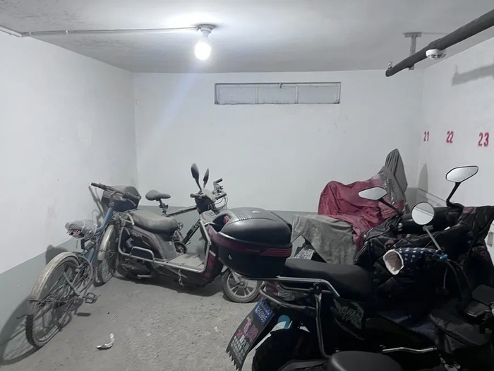 不少小区都有“僵尸非机动车”，不仅占空间、充电位，也存在安全隐患。邬林桦 摄