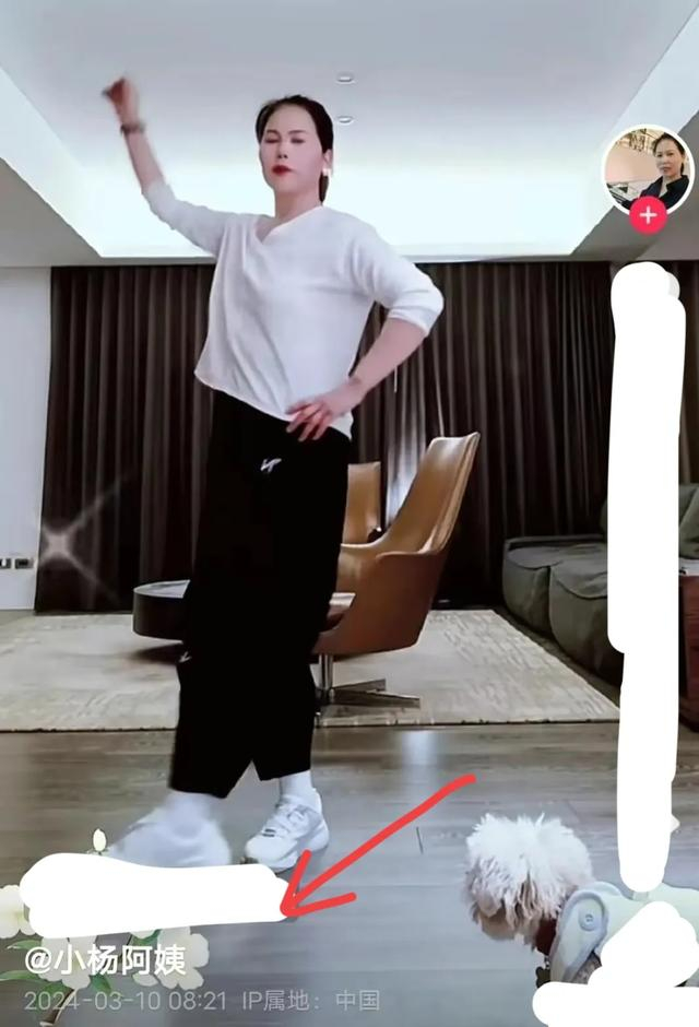 保姆小杨阿姨蹭大s流量开启直播卖酸辣粉看她的表情我牙酸了