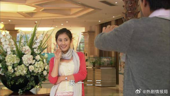 洪世贤给品如拍照,不料艾莉却出现在镜头中