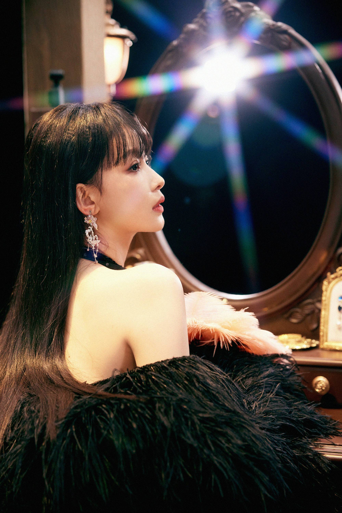 孙怡最新造型氛围感拉满猫系黑长直刘海彰显独特魅力