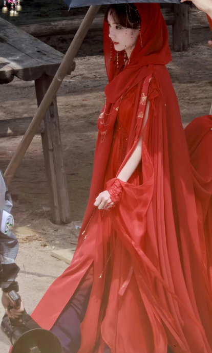 红衣的李一桐怎么美成这样啊|李一桐|路透_新浪新闻