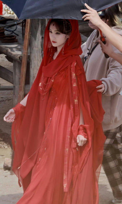 红衣的李一桐怎么美成这样啊|李一桐|路透_新浪新闻