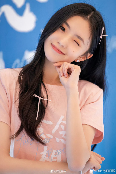 最适合粉色的小女孩出现了,存子真的好漂亮好可爱