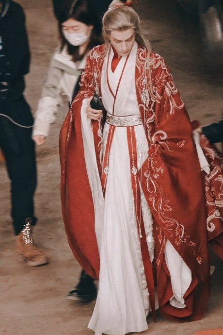 罗云熙一袭红衣,《水龙吟》唐俪辞古装绝鲨,拍摄路透也太美了!