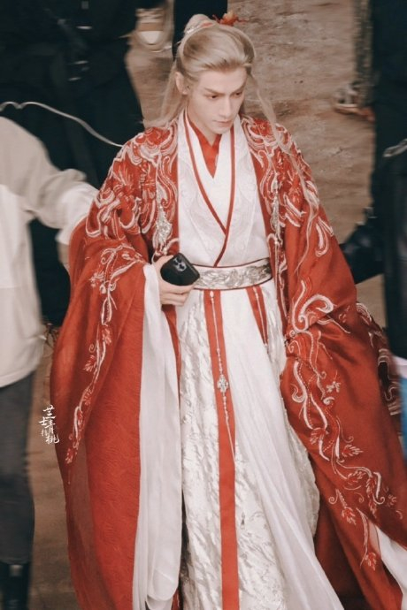罗云熙一袭红衣,《水龙吟》唐俪辞古装绝鲨,拍摄路透也太美了!