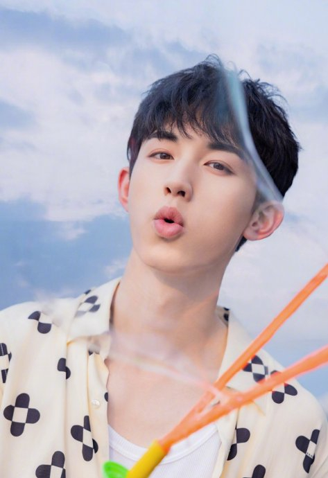 青春感十足,太帅了 嘟嘟嘴真的很可爱|郭俊辰_新浪新闻