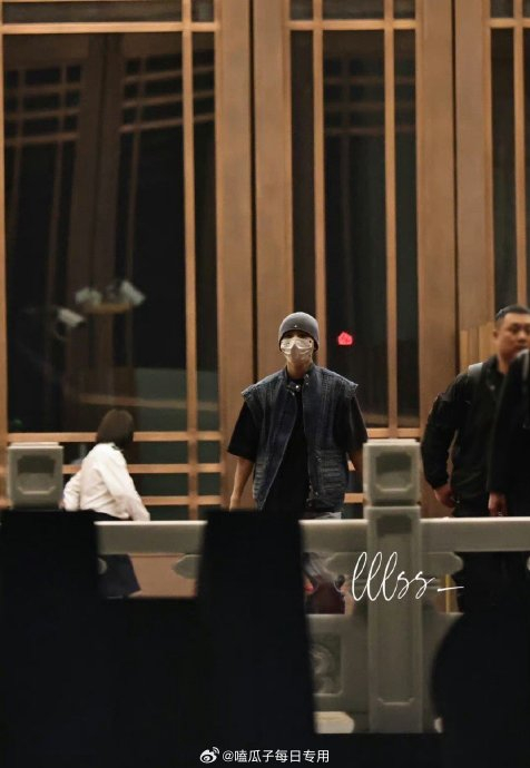 王俊凯,王源今日行程路透,帅哥出街来看看|王源|王俊凯|出街_新浪新闻