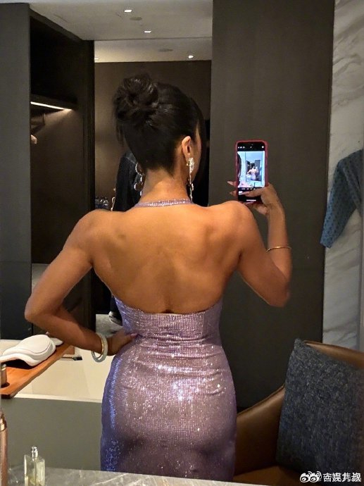 晒后背对镜自拍,这背部线条绝了呀,吉克隽逸太自律了|吉克隽逸_新浪