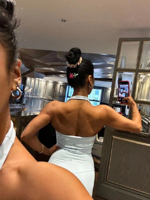 晒后背对镜自拍,这背部线条绝了呀,这居然是一位女明星的背肌!