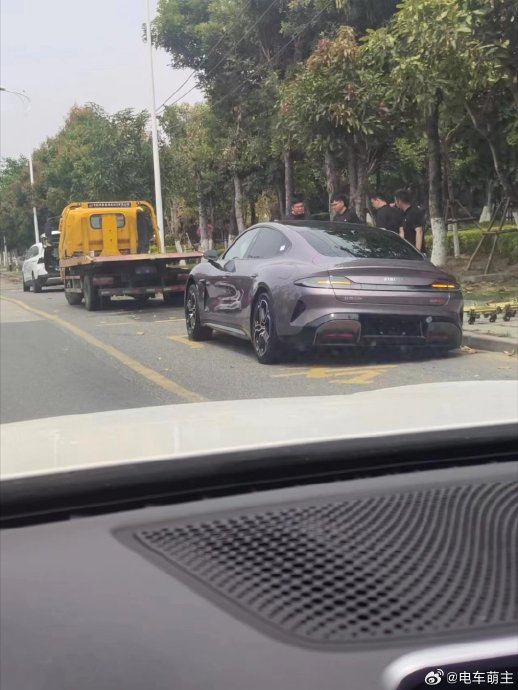 网传视频,流量王小米su7后空悬断裂,目测是撞上马