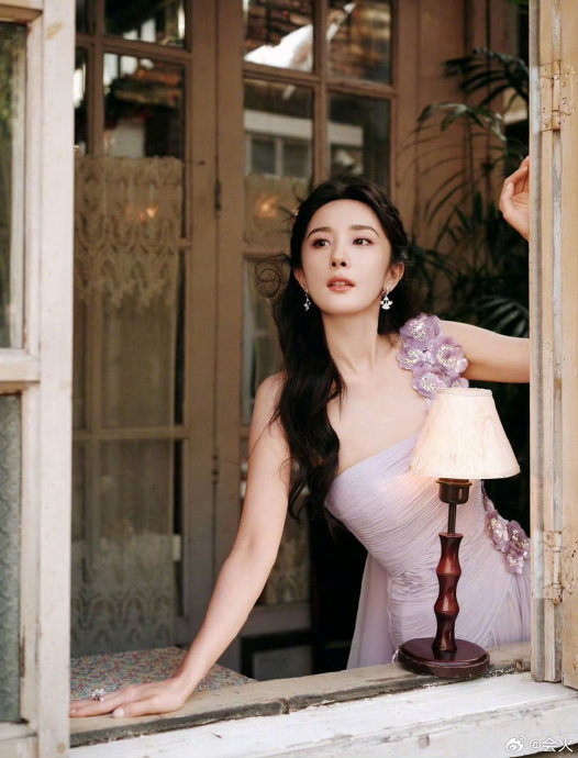 杨幂今日品牌活动造型,定制紫色薄纱立体花朵礼裙,还化了紫色眼影