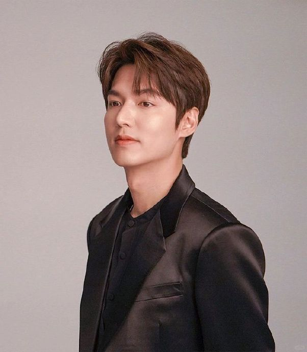 李敏镐# #韩星#另外,有「脸蛋天才」封号的车银优则被排在第十一名