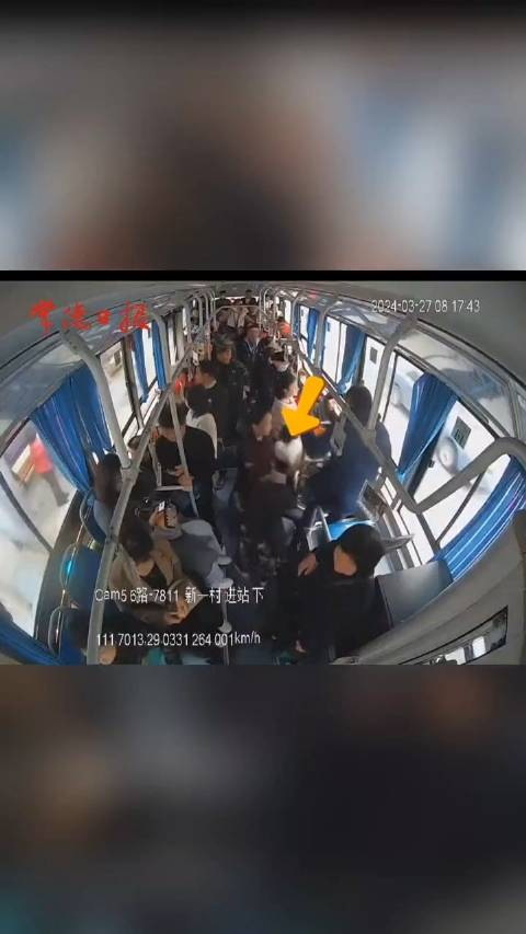 暖新闻!乘客公交车上晕倒司机乘客及时出手_手机新浪网