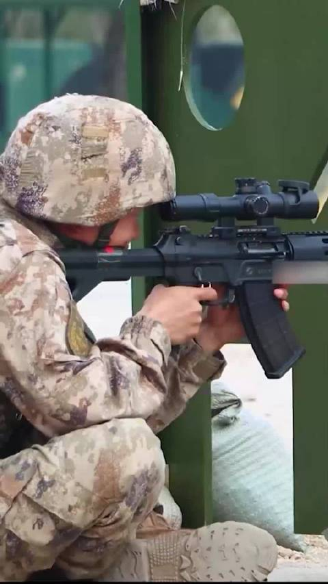 直击191式自动步枪进行实弹射击训练人民前线